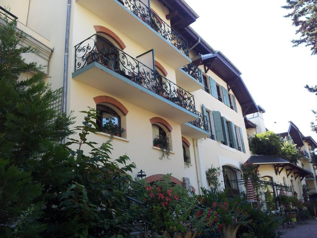 Aux Meubles Du Manoir Aparthotel Aix-les-Bains Exterior photo